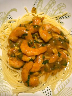 Kremalı karidesli makarna yapmak kolaydır, çok lezzetlidir. Çocuklar da seviyor, ki bu da yemek masasında büyük bir ikramiye.