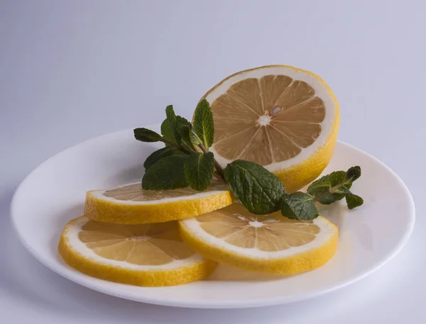 In Scheiben geschnittene Zitrone mit Minze — Stockfoto