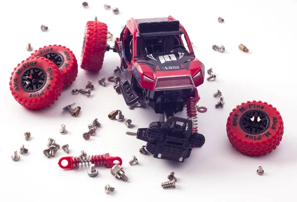 Gedemonteerde auto en verspreide onderdelen. Gebroken speelgoed — Stockfoto