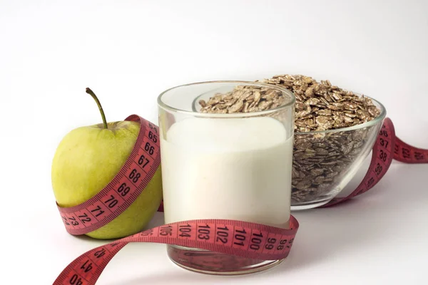 Green Apple, Kefir och Havregrynsgröt med måttband på vit bakgrund — Stockfoto