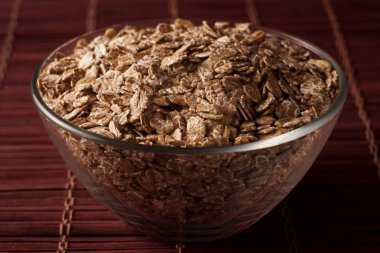 bir cam kapta yulaf gevreği