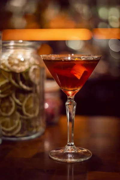 Cocktail i baren och torra citronskivor Stockfoto