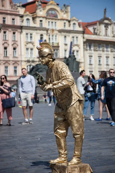 Sokak Sanatçıları Pandomim Içinde Prag Eski Şehir Meydanı — Stok fotoğraf