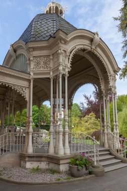 Karlovy Vary. Konumlar ve kentin güzelliği. Çek Cumhuriyeti'nde en büyük ve en ünlü resort.
