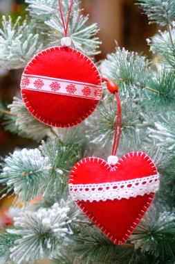 Kırmızı süslemeleri Noel ağacı üzerinde