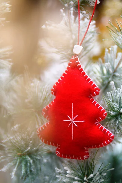 Kırmızı dekorasyon Noel ağacı üzerinde