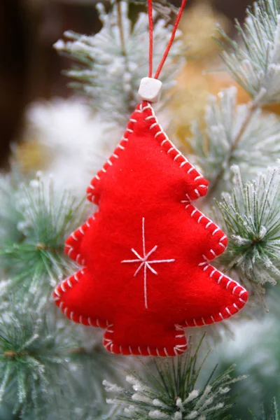Kırmızı dekorasyon Noel ağacı üzerinde