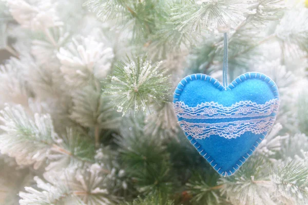 Mavi dekorasyon Noel ağacı üzerinde