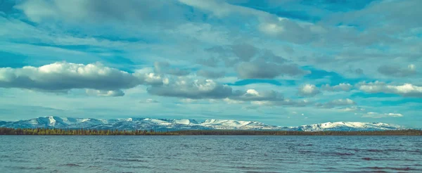 Imandra Lake och Hibiny berg — Stockfoto