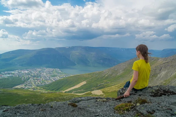 Kirovsk ve Khibiny manzarayı genç yolcusu