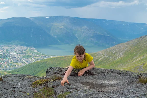 Teenager cestovatel stoupá na vrchol hory — Stock fotografie