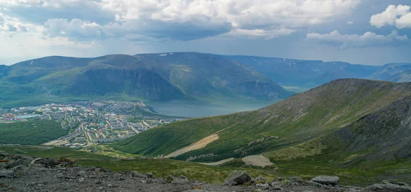 Pohled Hory Aykuaivenchorr Město Kirovsk Jezero Bolshoy Vudyavr Mount Vudyavrchorr — Stock fotografie