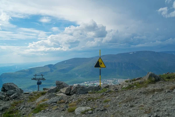 Señal de peligro de montaña sobre la caída del acantilado —  Fotos de Stock