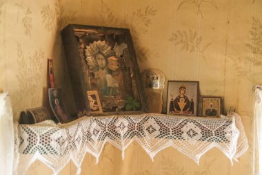 Bir köy evinin eski Rus simgeleri