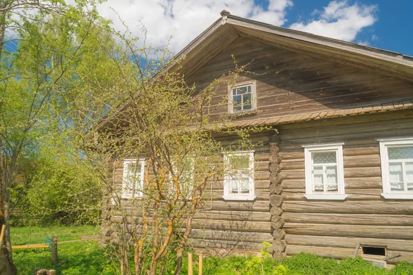 Casa de madeira velha na aldeia de Arkhangelsk — Fotografia de Stock