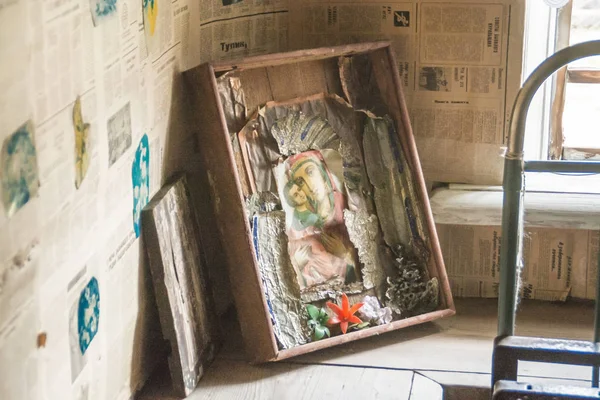 Eski Rus kutsal kişilerin resmi içinde bir köy evi