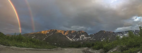 Arco iris en las montañas Khibiny —  Fotos de Stock