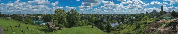 Panorama över floden Tvertsa i Torzhok — Stockfoto