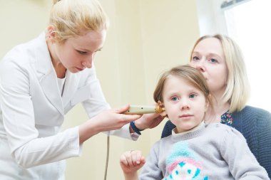 Kulak, burun, boğaz incelenmesi. Bir çocuk ve endoskop ile KBB doktor. kulak burun boğaz