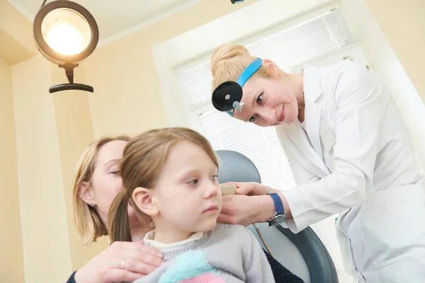 耳鼻喉检查耳鼻喉科医生与儿童和内窥镜。耳鼻咽喉 — 图库照片