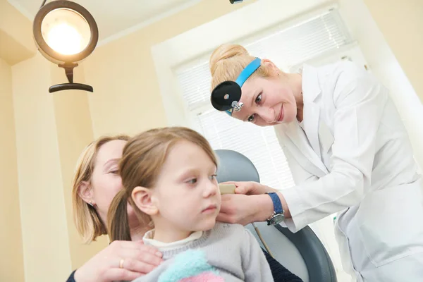 Examen de oído, nariz, garganta. Otorrinolaringólogo con niño y endoscopio. otorrinolaringología — Foto de Stock