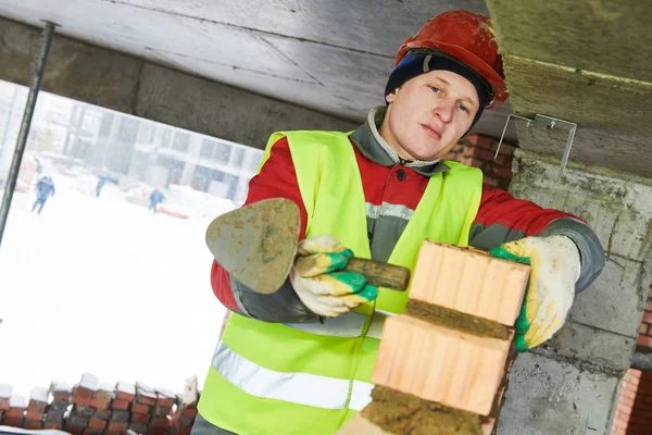 Construction worker bricklayer — Stock Photo, Image