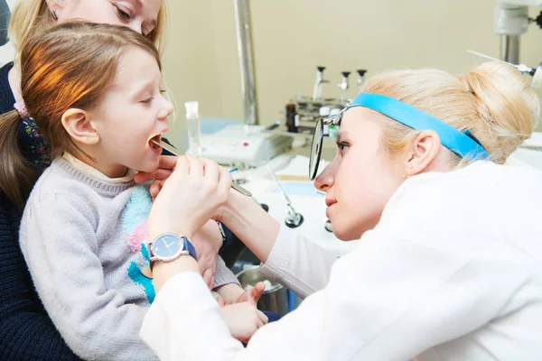 Orelha, nariz, garganta a examinar. Médico otorrinolaringologista com uma criança. otorrinolaringologia — Fotografia de Stock