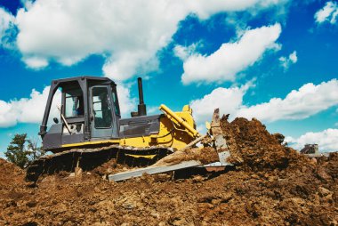 Buldozer protip kil ya da toprak ile çalışma