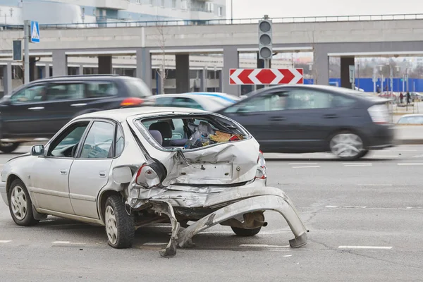 Wypadek na ulicy, uszkodzone samochody po kolizji w mieście — Zdjęcie stockowe