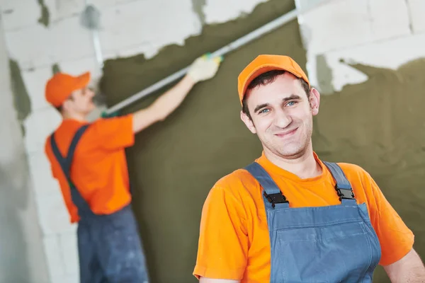 Putzdienst. Porträt eines männlichen Gipsers — Stockfoto