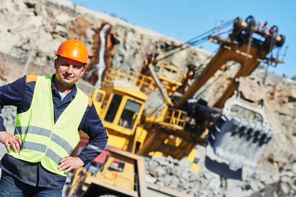 Worker in front of heavy excavator and dumper truck — Stock Photo, Image