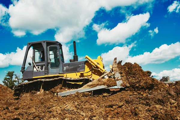 Bulldozer terrasseur travaillant avec de l'argile ou du sol — Photo