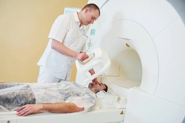MRI vizsgálat vizsgálat vagy a komputertomográfia a kórházban — Stock Fotó