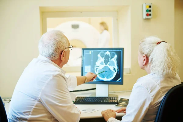 Tomografia computadorizada ou análise de exames de ressonância magnética — Fotografia de Stock