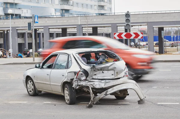 Kecelakaan mobil di jalan, kerusakan mobil setelah tabrakan di kota — Stok Foto