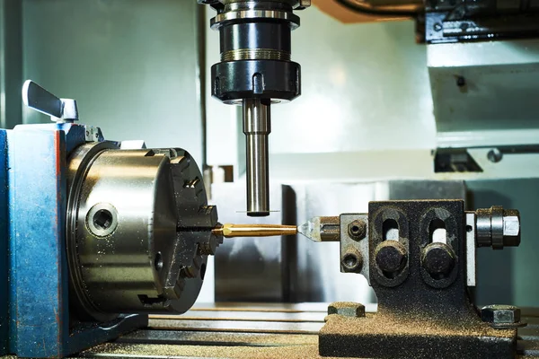 Skärande verktyg på maskin för metallbearbetning — Stockfoto