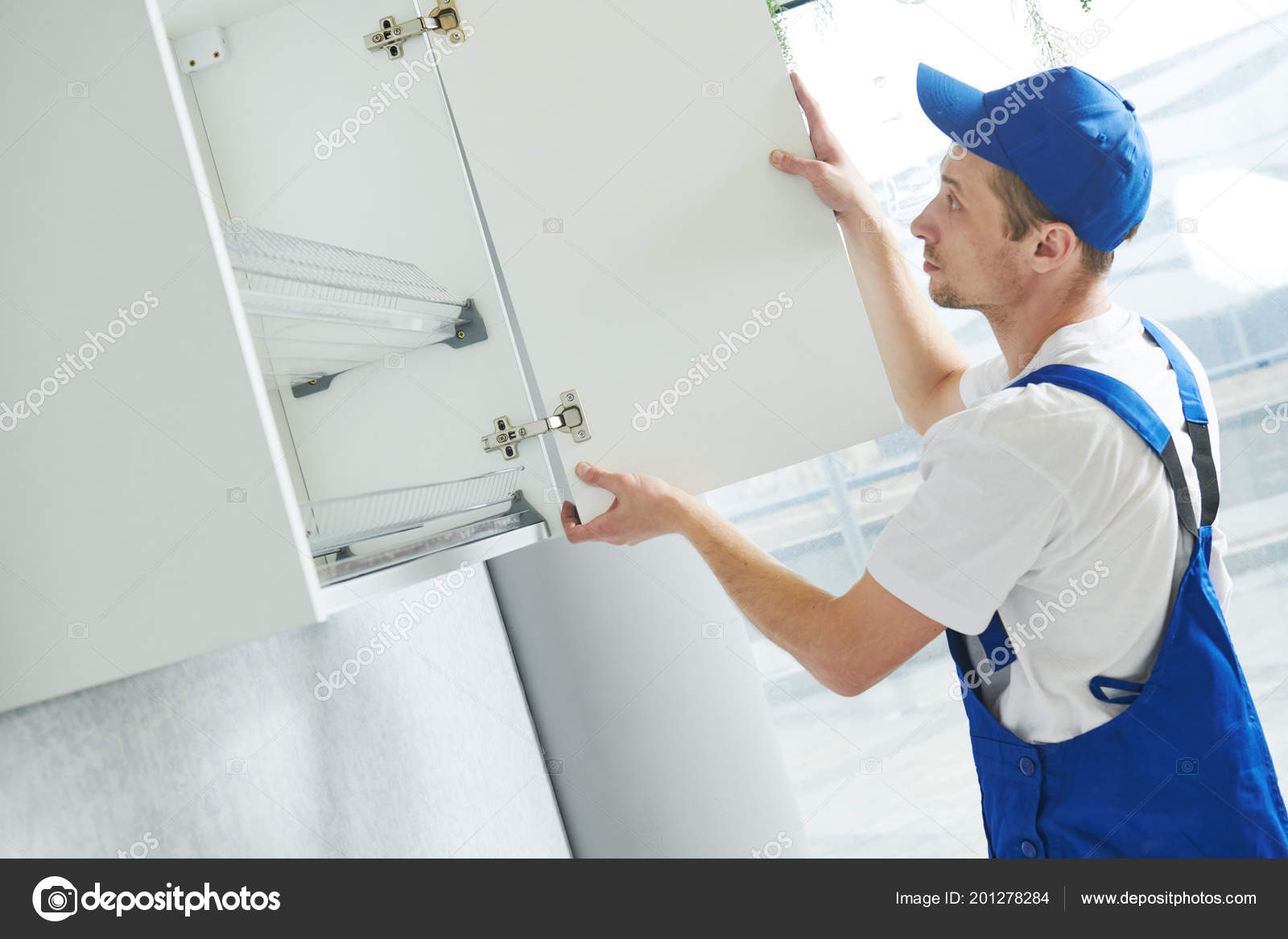 Picture kitchen hanging Kitchen furniture set installation. hanging — Stock