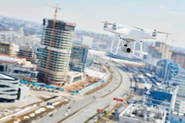 Dijital kameralı İHA şehrin üzerinde uçuyor