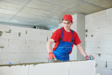 Duvar örme. Çimento autoclaved gaz beton blok yükleme.