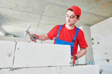 Duvar örme. Çimento autoclaved gaz beton blok yükleme.