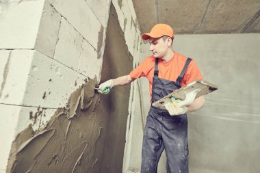 Sıvacı sıva blok duvara uygulamak. Rennovation