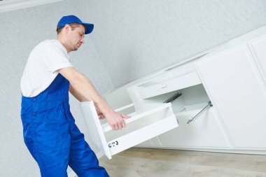 Mutfak mobilya kurulum. Raf çekmece montaj