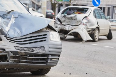 Sokakta araba kazası, şehirde çarpışmadan sonra hasar gören otomobiller