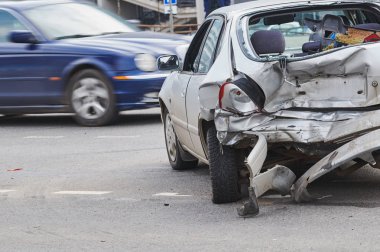 Sokakta araba kazası, şehirde çarpışmadan sonra hasar gören otomobiller