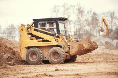 Mini skid steer yükleyici makine inşaat sahasında