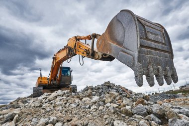 Yıkım inşaat sahasında kazıcı yükleme makinesi