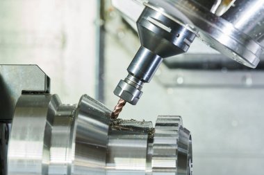 Öğütme metal işleme işlemi. Endüstriyel Cnc metal dikey değirmen tarafından işleme. Soğutma ve yağlama