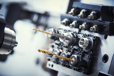 işleme veya Cnc metal işleme makinede işleme metal kesme aletleri ayarla