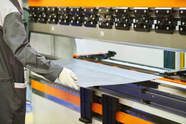 Sac bükme makinası fabrikasında iş başında