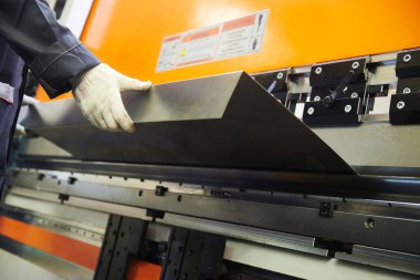 Sac bükme makinası fabrikasında iş başında